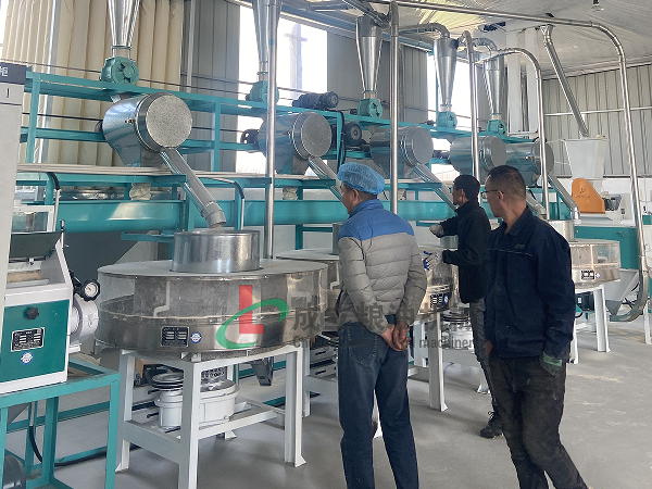 鶴壁客戶(hù)訂購(gòu)4+2組石磨面粉機(jī)，運(yùn)行良好